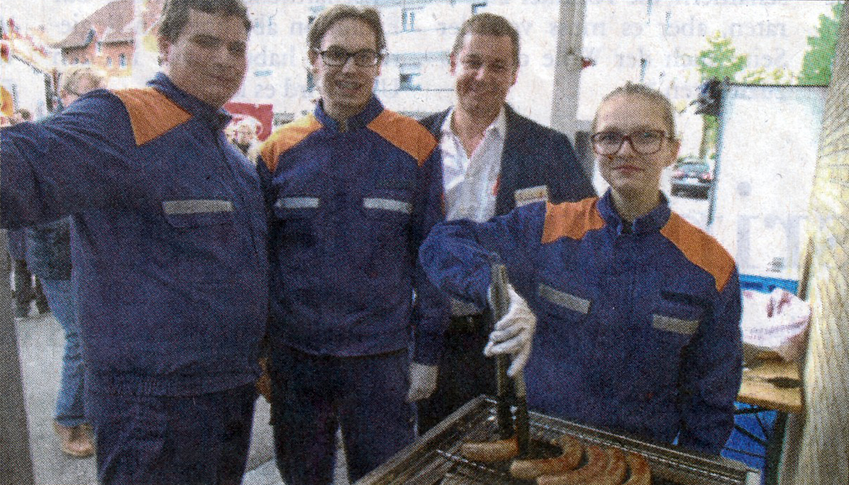 Lassen nichts anbrennen: Enrico Goebel, Maurice Frenzel, Sponsor Eugen Lich (Chef von Edeka Lich) und Tara-Lee Huhn (v.1.). Foto: Maik Reuß
