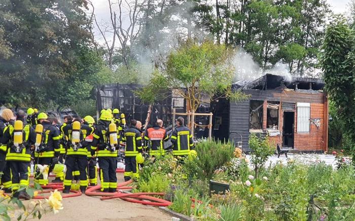Mit einem Großaufgebot kam die Feuerwehr zum Kleingärtnerverein Taunusblick - doch das Vereinsheim war nicht mehr zu retten. FOTO: privat
